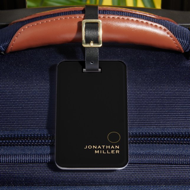 Modern Black Gold Minimalistisch Monogram Name Gepäckanhänger (Vorderseite Insitu 2)