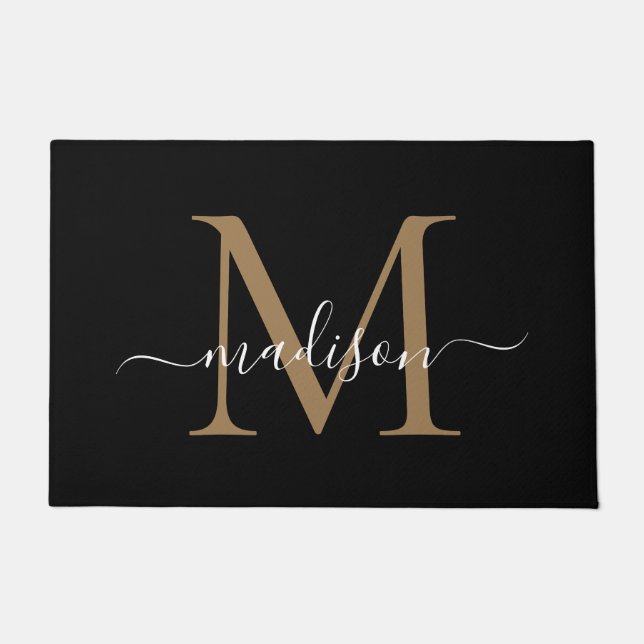 Modern Black Gold Monogram Feminine Script Name Fußmatte (Vorderseite)