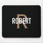 Modern Black gold monogram men name mouse pad Mousepad<br><div class="desc">Modernes Design mit schwarzem Hintergrund, ein modernes Goldmonogramm mit weißem Namen. Personalisieren Sie mit Ihrem Namen und Initial.</div>