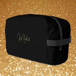 Modern Black Gold Monogram Mens Womens Gym Travel Waschbeutel<br><div class="desc">Erstellen Sie Ihre eigenen, personalisierten, schönen modernen eleganten Imitate Gold-Script / Typografie Monogramm mit Monogramm, haltbare Polyester Poplin, solide Polyester Gewebe Frauen Kinder solide schlichte schwarze Kosmetikkosmetik-Organizer Golf Beach Accessoire Fitness-Dopp-Kit Beutel mit Reißverschluss, zwei innere Masche Taschen - ein Reißverschluss und ein elastisches, und ein bequemes Tragetubares Handgriff, das als...</div>