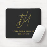 Modern Black Gold Monogram Mousepad<br><div class="desc">Behalt deinen Arbeitsbereich stilvoll und funktional mit diesem modernen Black Gold Monogram Mouse Pad. Das schlanke Design verfügt über ein individuell anpassbares Monogramm mit Namen und Titel auf schwarzem Hintergrund, und der rutschsichere Gummifuß sorgt für einen sicheren Griff auf jeder Oberfläche. Dieses Mauspad ist sowohl für den beruflichen als auch...</div>