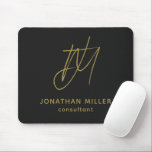 Modern Black Gold Monogram Mousepad<br><div class="desc">Behalt deinen Arbeitsbereich stilvoll und funktional mit diesem modernen Black Gold Monogram Mouse Pad. Das schlanke Design verfügt über ein individuell anpassbares Monogramm mit Namen und Titel auf schwarzem Hintergrund, und der rutschsichere Gummifuß sorgt für einen sicheren Griff auf jeder Oberfläche. Dieses Mauspad ist sowohl für den beruflichen als auch...</div>