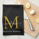 Modern Black Gold Monogram Ursprüngliche Skripte C Geschirrtuch<br><div class="desc">Moderne Black Gold Monogram Erstschrift Custom Küchentücher Küchentuch 16" x 24": Brighten Sie eine Küche mit neuen Küchentücher! Diese haltbaren Tücher aus einer Polyester-Mischung werden mit deinen Texten, Monogrammen oder Motiven großartig aussehen. Diese maschinenwaschbaren Geschirrtücher sehen nicht nur toll aus, sie trocknen auch toll und sind lange haltbar! 80% Polyester/...</div>