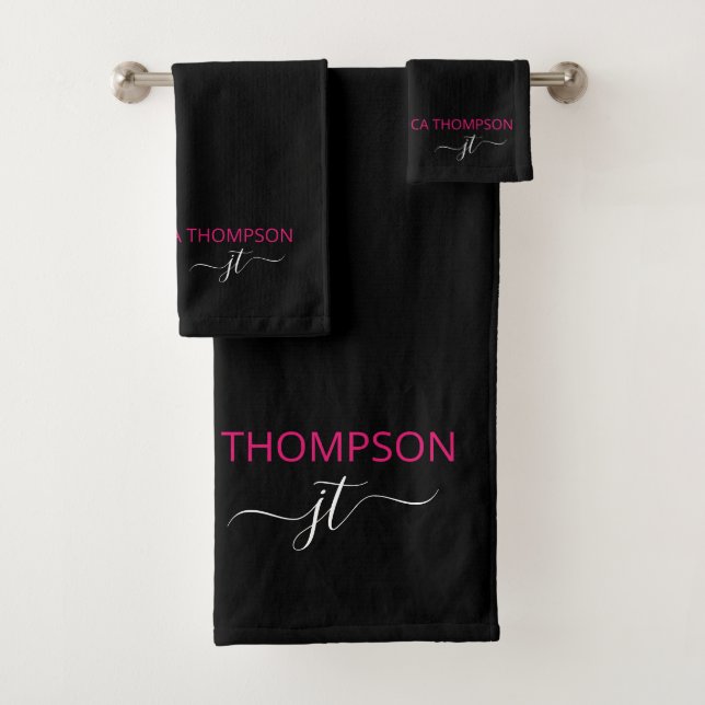 Modern Black Hot Pink Simple Script Monogram Name Badhandtuch Set (Insitu)