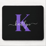 Modern Black Lila Script Monogram Mousepad<br><div class="desc">Dieses schlichte,  elegante Schwarz-Mousepad mit Ihrem Vornamen in einem trendigen,  weißen Schriftart,  der Ihren ersten Einstieg in einen modernen lila Mützenverschluss-Schriftart eintippt,  ist perfekt für Ihr Büro/Ihren Schreibtisch. Es ist stilvoll und trendig und dennoch sehr klassisch.</div>