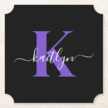 Modern Black Lila Script Monogram Untersetzer<br><div class="desc">Diese schlichten, eleganten Untersetzer in schwarzer Ticketform mit Ihrem Vornamen in einem trendigen Schriftart in Weiß, die Ihren ersten Start in einem modernen Schriftart in lila Kappe eintippen, sind ideal zum behalt von Tischen und Zählern, die frei von Wasserringen sind. Sie nehmen Tröpfchen auf, damit Sie sich keine Sorgen machen...</div>