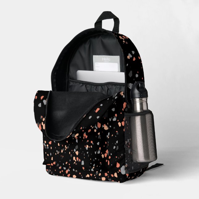 Modern Black Peach Geometric Terrazzo Bedruckter Rucksack (Rückseitige Ecke links (Offen) )