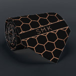 Modern Black Rose Gold Foil Geometric Monogram Krawatte<br><div class="desc">Moderne Schwarz-Rose-Gold Foil Geometric Monogram Necktie in einem stilvollen Muster von Kupfergold-Hexagonen aus Rose auf einem eleganten schwarzen Hintergrund. Einfach mit Text, Schriftart und Farben anpassen. Erstellt von Zazzle pro Designer BK Thompson © exklusiv für Cedar und String; bitte kontaktieren Sie uns unter cedarandstring@gmail.com , wenn Sie Hilfe benötigen, Fragen...</div>