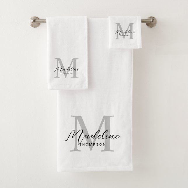 Modern Black Script White Gray Initial Monogram Badhandtuch Set (Insitu)