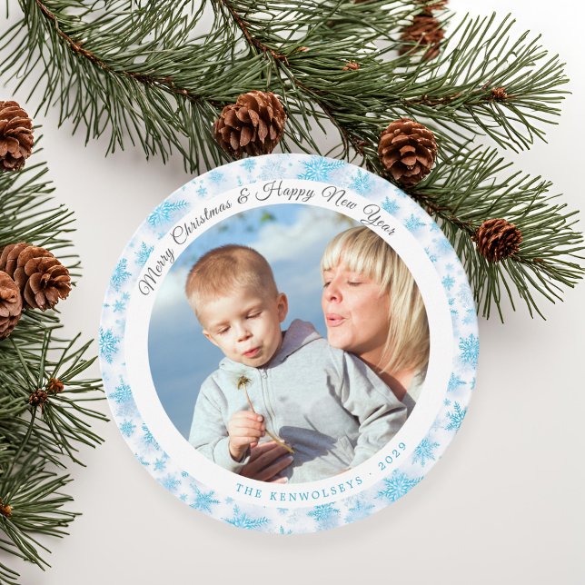 Modern Blau und Weiß Schneeflocken Weihnachten Fot (Modern Blue and White Snowflakes Christmas Photo Holiday Card)