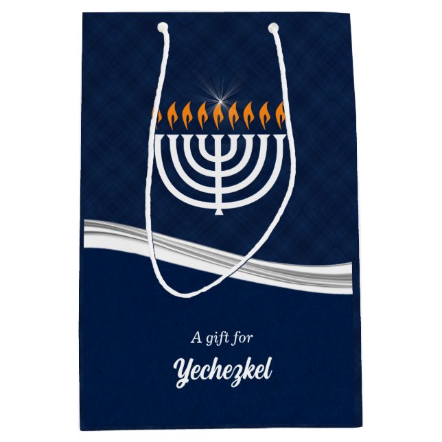 Modern Blue and White Hanukkah Custom Name Mittlere Geschenktüte (Vorderseite)