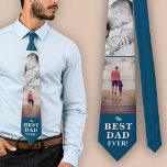 Modern Blue Best Vater Ever Vatertag 2 Fotos Krawatte<br><div class="desc">Modern Blue Best Vater Ever Vatertag 2 Fotos Krawatte. Weiße Typografie auf dunkelblauem Hintergrund mit 2 Fotos - fügen Sie Ihre Fotos hinzu. Sie können jeden Text auf der Krawatte ändern. Ein perfektes Geschenk für einen Vater,  neuen Vater oder Großvater am Vatertag.</div>