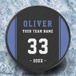 Modern Blue Black Player Name Team Eishockey Puck<br><div class="desc">Custom Modern Blue Black Player Name Team Hockey Puck. Der Text ist eine trendige, weiße und blaue Typografie auf einem schwarzen Hintergrund mit blauem Streifen. Geben Sie den Namen, die Nummer, den Teamnamen und das Jahr des Spielers ein. Ein perfektes Geschenk für einen Hockeyspieler, Teamkollegen, Trainer, Freunde und Familie. Tolle...</div>