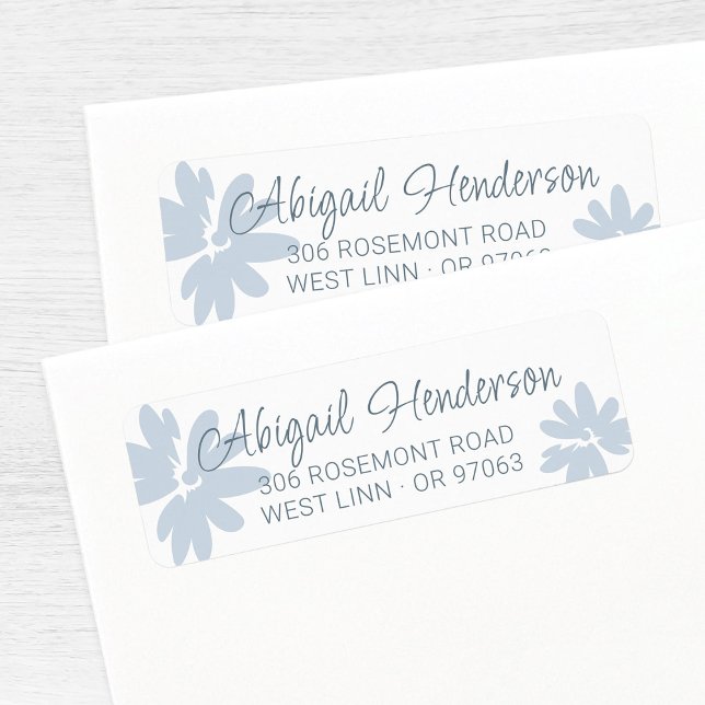 Modern Blue Daisy Blume geben das Adressenlabel zu (Modern elegant script name return address label template with pastel blue floral background.)