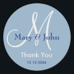 Modern Blue Danke Monogram Gastgeschenk Hochzeit Runder Aufkleber<br><div class="desc">Monogram Initial Stickers mit Braut und Bräutigam Namen, Datum der Hochzeit und ein Dankeschön an Sie, um Ihre Dankbarkeit an Ihrem Hochzeitstag oder jedem besondere Anlass zum Ausdruck zu bringen. Weitere Farben stehen zur Auswahl. Sie können auch die Farbe und den Schriftart anpassen, indem Sie die Schaltfläche "Anpassen" unter dem...</div>