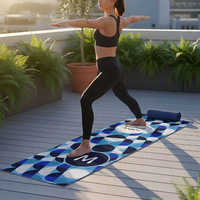 Modern Blue Geometric Bauhaus Monogram Custom Nam Yogamatte (Von Creator hochgeladen)