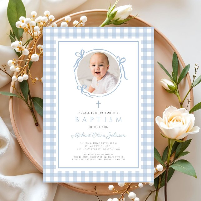 Modern Blue Gingham Bow Photo Boy Baptism Einladung (Modern Blue Gingham Bow Photo Boy Baptism Invitation)
