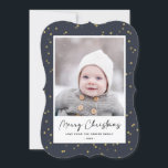 Modern Blue Gold Star Bokeh Overlay Minimalistisch Feiertagskarte<br><div class="desc">Senden Sie Ihren personalisierten und individuell gestaltbaren Urlaub Ihren Freunden, Freunden und Familie in einfachen, minimalistischen, eleganten, lustigen, festlichen und modernen Fotokarten! Ein wunderschöner Rahmen aus goldenen Winterstern auf marineblau blauem Himmelshintergrund umgibt Ihr Foto auf Klammerpapier. Der Gruß " Fröhliche Weihnachten " ist in eleganter Kalligraphie geschrieben, und unten zeigt...</div>