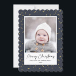 Modern Blue Gold Star Bokeh Overlay Minimalistisch Feiertagskarte<br><div class="desc">Senden Sie Ihren personalisierten und individuell gestaltbaren Urlaub Ihren Freunden, Freunden und Familie in einfachen, minimalistischen, eleganten, lustigen, festlichen und modernen Fotokarten! Ein wunderschöner Rahmen aus goldenen Winterstern auf marineblau blauem Himmelshintergrund umgibt Ihr Foto auf rundem Skallop-Kantenpapier. Der Gruß " Fröhliche Weihnachten " ist in eleganter Kalligraphie geschrieben, und unten...</div>