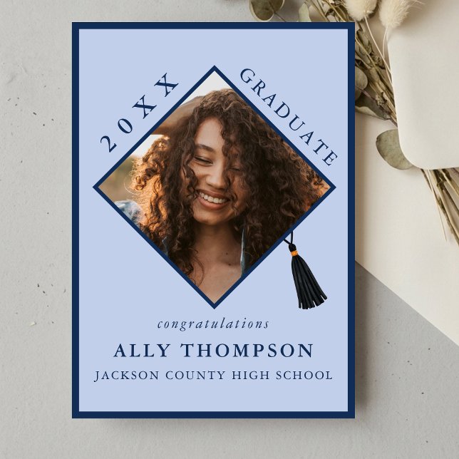 Modern Blue Graduation Cap Photo Announcement Einladung (Modern Blue Graduation Cap Photo Announcement)