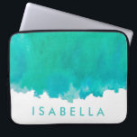 Modern Blue Green Aquamarin Watercolor Name Elegan Laptopschutzhülle<br><div class="desc">Schützen Sie Ihr Notebook stilvoll mit diesem schicken,  modernen Ärmel. Das Design zeichnet sich durch einen hübsch blauen,  aquamarinen Aquarellhintergrund aus,  und Ihren Namen oder anderen personalisierten Text in einem schlichten türkisfarbenen Typografie-Schriftart. Dieses elegante und trendige Computergehäuse ist ein stilvolles Geschenk für sie.</div>