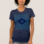 Modern Blue Hanukkah Dreidel T-Shirt<br><div class="desc">Moderner, stilvoller Hanukkah-T - SHIRT. Design zeigt blaue Cyan DREIDELS in einem gefliesten Muster. In der Mitte befindet sich ein größeres zyanblaues Dreieck. Es stehen passende Leggings zur Verfügung, sodass Sie während der Festsaison immer noch stilvoll aussehen können. Entsprechende Wohngestaltung- und Geschenkideen finden Sie in der HANUKKAH Kollektion von Berean...</div>
