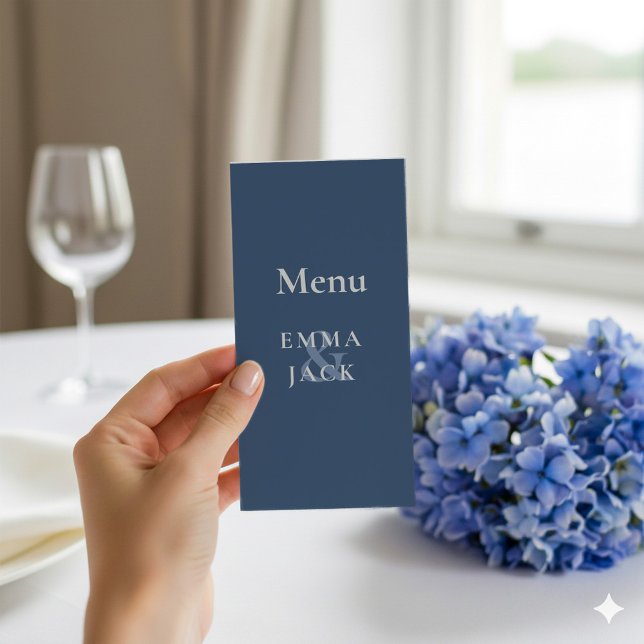 Modern Blue Minimalistisch Elegant Hochzeit Menükarte (Modern blue wedding menu with bride and groom names with ampersand.)