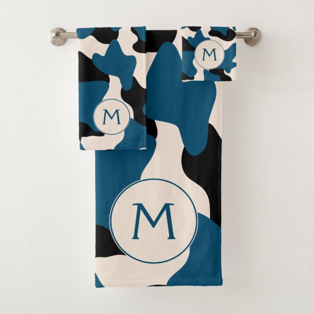 Modern Blue Monogram Cow Print Badhandtuch Set (Insitu)
