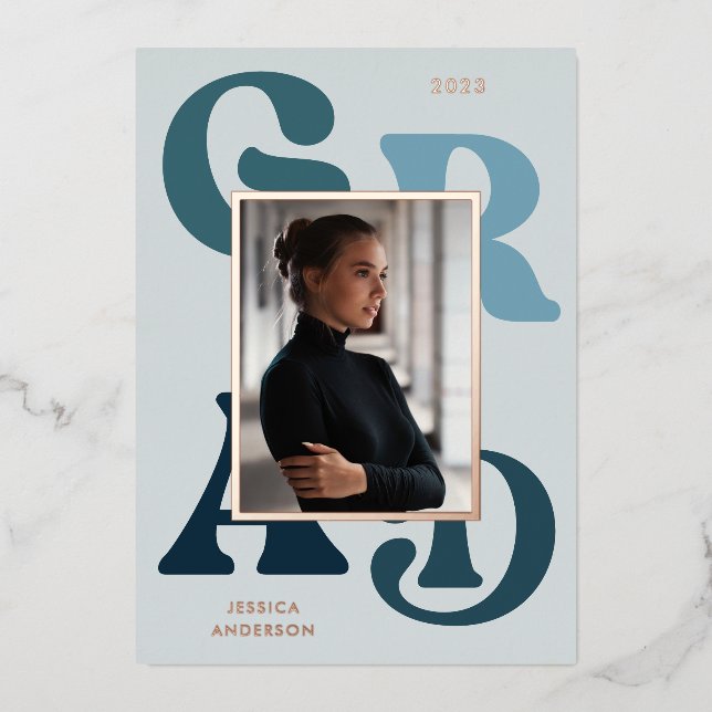 Modern Blue Retro Typografy Foto 2022 Abschluss Folieneinladung (Vorderseite)