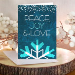 Modern Blue Snowflake Peace Joy Liebe Typografie Feiertagskarte<br><div class="desc">"Frieden, Freude und Liebe." Eine riesige, lustige, spielerische, weiße und türkisfarbene Schneeflocke-Illustration und eine moderne Typografie auf einem aquamarinen Marmorgrundstück, das Sie in die Urlaubssaison einbinden. Ein weißer und türkisfarbener Konfetti-Punkt umrahmt den oberen Bereich. Ihr personalisierter Gruß findet sich im Inneren. Fühlen Sie die Wärme und Freude der Ferien, wenn...</div>