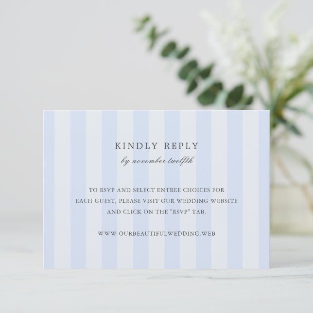 Modern Blue Stripes Elegant Wedding RSVP Card Karte (Stehend Vorderseite)