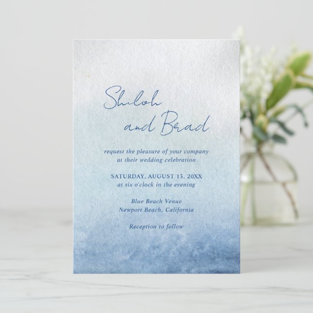 Modern Blue Watercolor Beach Elegante Hochzeit Einladung (Stehend Vorderseite)