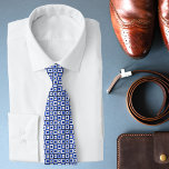 Modern Blue White Geometric Muster Krawatte<br><div class="desc">Dieses Design zeichnet sich durch ein stilvolles,  blau,  weiß und schwarz geometrisches Muster aus. #geometric #geometric #pattern #elegant #stylish #style #modern #chic #populär #design #designer #trendy #trendy #trendy #fashion #modisch #modern #modern #blue #white #black #neckties #weddingaccessoires #groomsmengifts #Zuhause #office #work #school #gifts #accessoires #Anzugs #giftforires #festival #christmas</div>