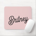 Modern Blush Dusty Pink Monogram und Name Mousepad<br><div class="desc">Das Modern Blush Dusty Pink Monogram und der Name Mouse Pad zeichnen sich durch ein schicke, rosafarbene Rosa-Design aus, das mit einem personalisierten Monogramm und einem Namen in einem eleganten Drehbuch versehen ist. Dieses Mauspad verbessert nicht nur die Ästhetik Ihres Arbeitsbereiches, sondern bietet auch eine glatte und bequeme Oberfläche für...</div>