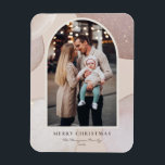 Modern Blush Glitzer Formen Frohe Weihnachten Foto Magnet<br><div class="desc">Bringen Sie eine Touch Feiertagsmagnet auf Ihre Zuhause mit unserem individualisierbaren Foto Christmas Magnet! Dieser Magnet ist perfekt für die Präsentation von gepflegten Erinnerungen geeignet und ermöglicht es Ihnen, dieses Foto mit Ihrem Lieblingsfest zu personalisieren. Ein ideales Geschenk für Familie und Freunde - kreieren Sie unvergessliche Seen für den Urlaub!...</div>