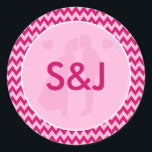 Modern Blush Pink Chevron Monogram Wedding Runder Aufkleber<br><div class="desc">Add a personalized and stylish touch to your wedding stationery and favors with this Modern Blush Pink Chevron Monogram Wedding Classic Round Sticker. Featuring a soft blush pink chevron pattern and a chic monogram centerpiece, this sticker coordinates perfectly with your Modern Blush Pink Chevron wedding suite. Fully customizable with your...</div>