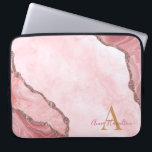 Modern Blush Pink Gold Agate Geode Monogram Laptopschutzhülle<br><div class="desc">Modern Blush Pink Gold Agate Geode Monogram Laptop Ärmel</div>