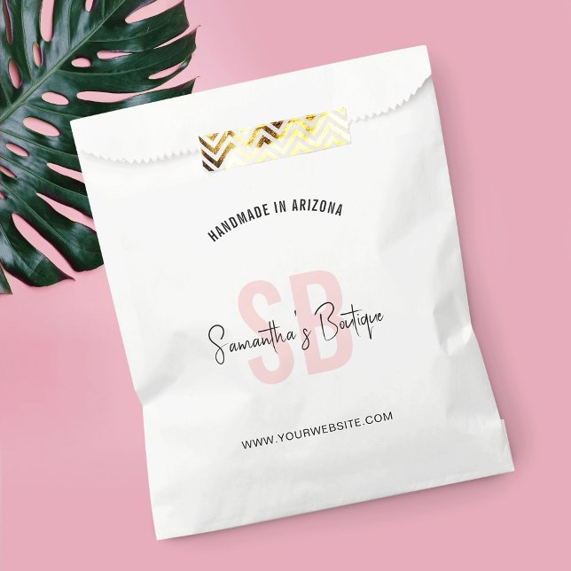 Modern Blush Pink Monogram Logo Markenpapiertasche Geschenktütchen (Feminine blush pink and white branded paper shopping bag for your business)