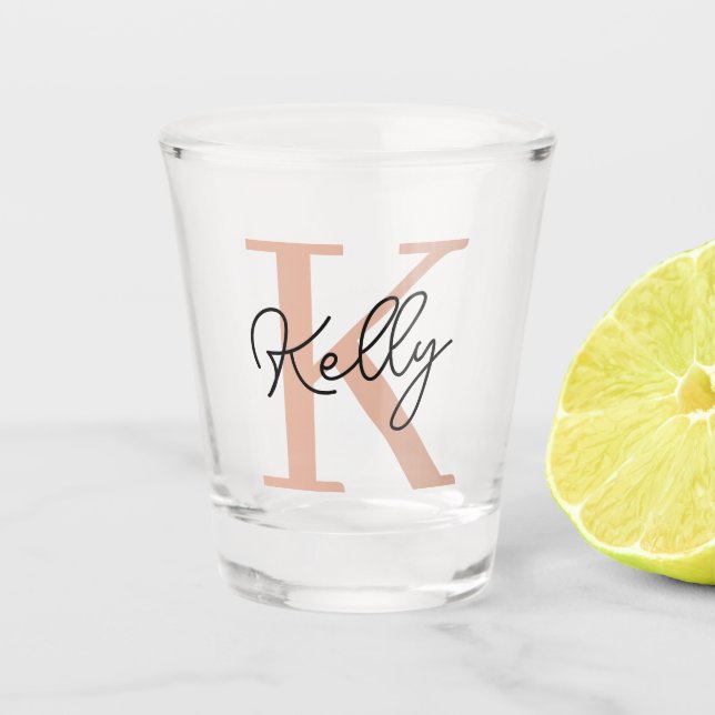 Modern Blush Pink Monogram Script Schnapsglas (Vorderseite)