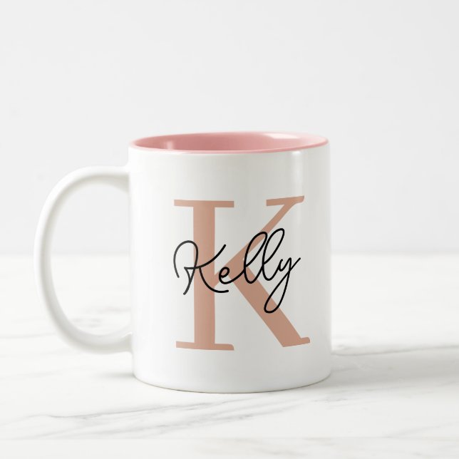 Modern Blush Pink Monogram Script Zweifarbige Tasse (Links)