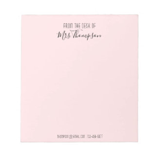 Modern Blush Pink Name Script vom Schreibtisch aus Notizblock