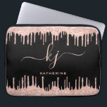 Modern Blush Rose Gold Glitzer Tropfen Monogram Laptopschutzhülle<br><div class="desc">Girly, Elegant, Sylish Blush Rose Gold Glitzer Tropfen 2 Monogram Script benutzerdefinierten personalisierten Namen mit Monogramm Laptop Ärmel auf schwarz. Mit einem modernen luxuriösen Imitat rot rosa Rosa Gold Glitzer Tropfrahmen, einem großen doppelhandbuchstabierten Monogramm Skript-Schriftart mit Swashes (große Initialen) und einem Serif-Typ Schriftart-Namen in rosa auf schwarzem Hintergrund. Einfach zu...</div>