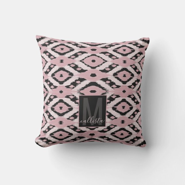 Modern Bohemisch Blush Pink Black Ikat Monogram Kissen (Vorderseite)