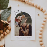 Modern Boho Arch Merry One Foto Feiertagskarte<br><div class="desc">Feiern Sie mit diesem modernen Boho-Bogen die Freude der Saison mit einer Foto-Urlaubskarte. Das einzigartige und chic bearbeitbare Skript schafft eine Touch von Charme und Individualität. Das schlichte, elegante Schwarz-Weiß-Design mit einem klassischen böhmischen Bogen erinnert an ein skurriles Winterambiente. Der minimale und zarte festliche Schriftart verleiht Kreativität und Charme. Mit...</div>