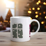 Modern Boho Christmas Polka Dot präsentiert Kaffeetasse<br><div class="desc">Feiern Sie mit dieser modernen boho Christmas polka dot coffee Tasse die Jahreszeit. Das einzigartige Weihnachtsmuster schafft eine Touch von Charme und Individualität. Das schlichte Design mit klassischen böhmischen Polka Dots präsentiert sich mit niedlichen Bögen, die ein skurriles Winterambiente hervorrufen. Mit einem sauberen und einfachen, neutralen Layout erfasst dieser Druck...</div>