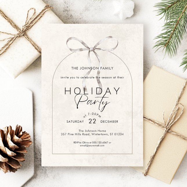 Modern Boho Coquette Bow Arch Script Holiday Party Einladung (Modern boho holiday party invitation with arch frame, coquette bow detail and a textured background)