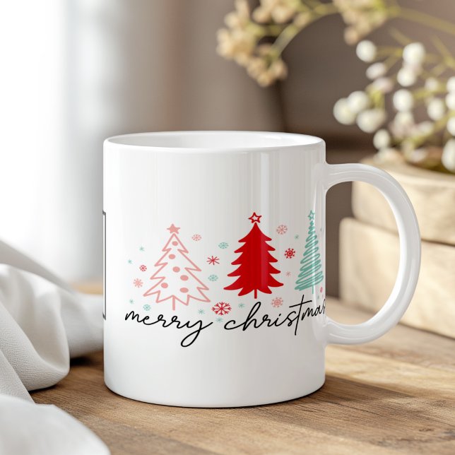 Modern Boho Custom Logo Weihnachtsgeschenk Tasse (Modern Boho Custom Logo Christmas Gift Mug on a boho wooden table.)