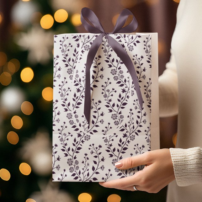 Modern Boho Floral Pattern Plum White Mittlere Geschenktüte (Von Creator hochgeladen)