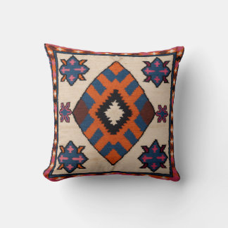 Modern Boho: Weiße Kilim-Kissen mit geometrischem Kissen