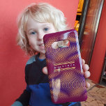 Modern Bold Abstract Purple Unique Trippy Custom Samsung Galaxy S10 Hülle<br><div class="desc">This psychedelic geometric pattern is the perfect way to add a little artistry and style requories and homee with your name or initials. The hand colors on this unique model come from purple which transitions into golden shades before fading out The moiré effect of this design gives an amazing illusion...</div>
